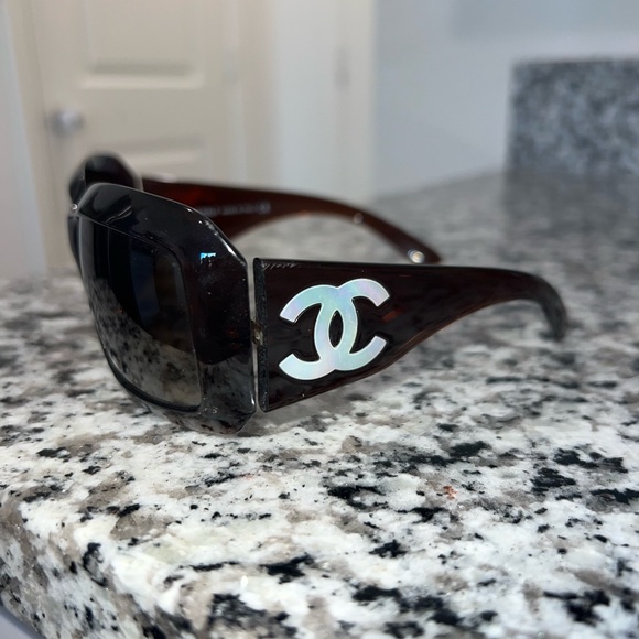 CHANEL Elegant Brown SunglasseS Y2K - Picture 1 of 4